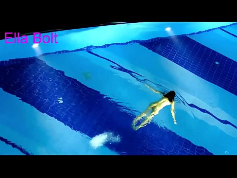 ❤️ Nu mă pot opri din privit, tânără blondă surprinsă înotând goală în piscina stațiunii ELLA BOLT at us ro.mysexpics.ru ☑