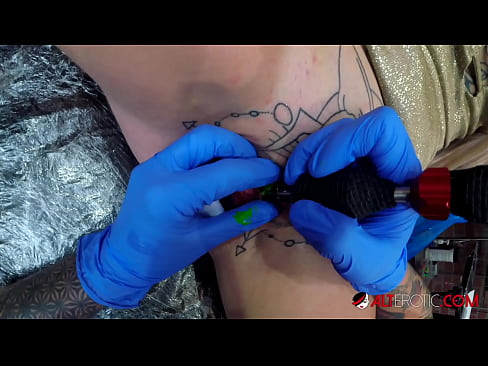 ❤️ Sully Savage, o bunăciune extrem de tatuată, și-a făcut un tatuaj pe clitorisul ei at us ro.mysexpics.ru ☑